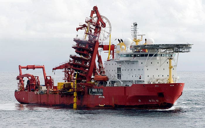 Offshore pipelay and subsea construction ship